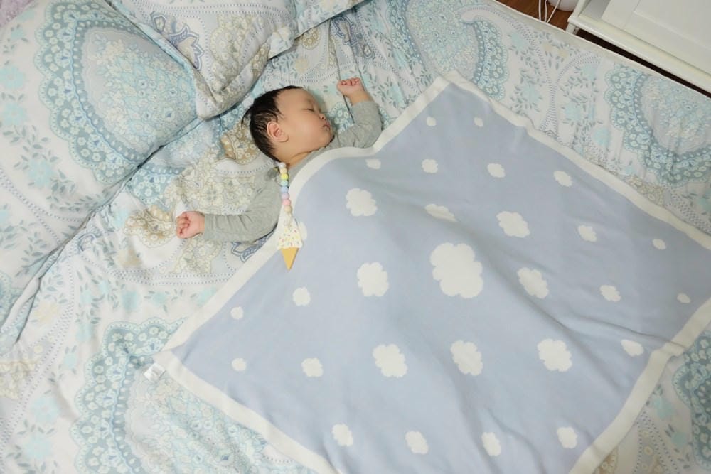 ▌育兒好物▌新手爸媽必備洗澡神器♥英國Shnuggle月亮澡盆& 舒芙蕾寶寶毯♥第一次幫寶寶洗澡就上手