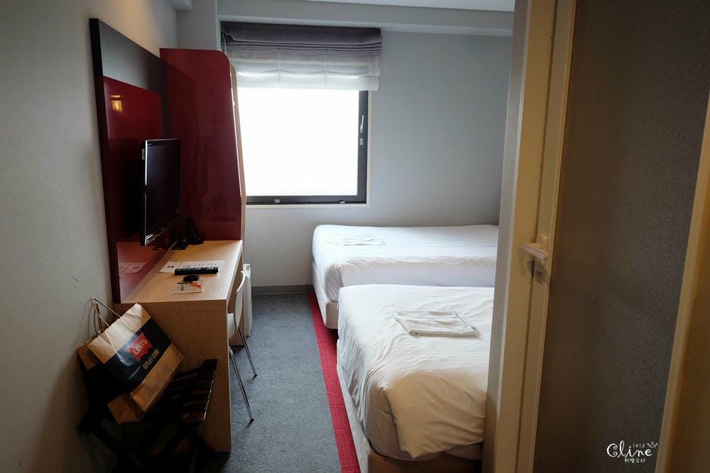 ▌新宿飯店推薦▌地點好【新宿宜必思酒店 Ibis Tokyo Shinjuku 】地鐵出站2分鐘，JR 出站5分鐘，六歌仙燒肉在對面