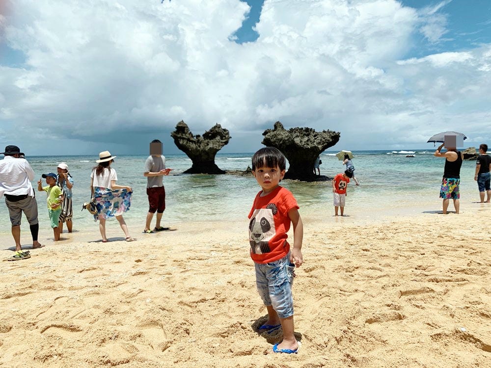 ▌ 沖繩景點美食推薦▌2019沖繩員工旅遊第二天。古宇利島，愛心石、蝦蝦飯、花人縫跟美國村美食