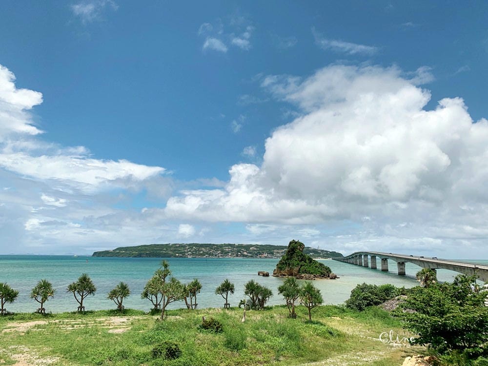 ▌ 沖繩景點美食推薦▌2019沖繩員工旅遊第二天。古宇利島，愛心石、蝦蝦飯、花人縫跟美國村美食