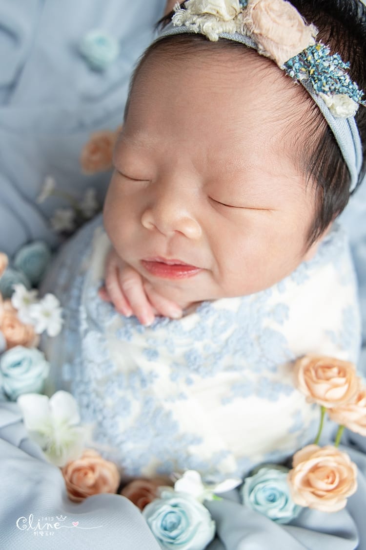 小珍珠夢幻新生兒寫真。親愛的莉絲新生兒攝影Katie Cloris Photography