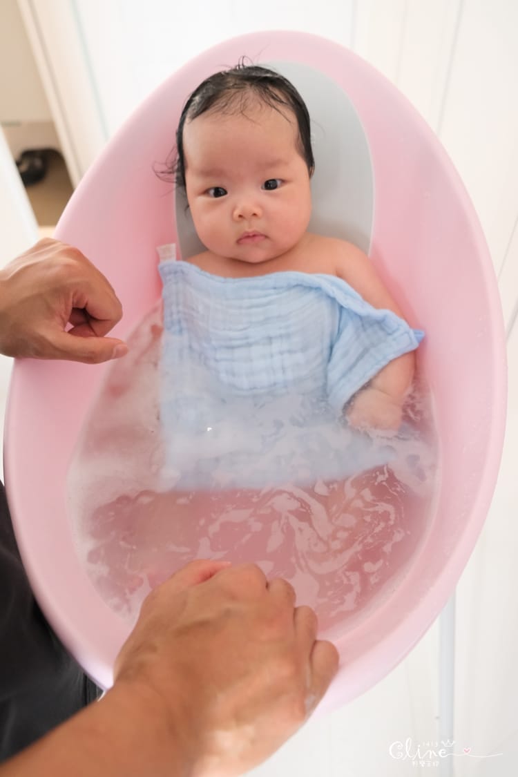 ▌育兒好物▌第一次幫寶寶洗澡就上手【英國Shnuggle月亮澡盆】+大寶可使用的MAX加大版月亮澡盆