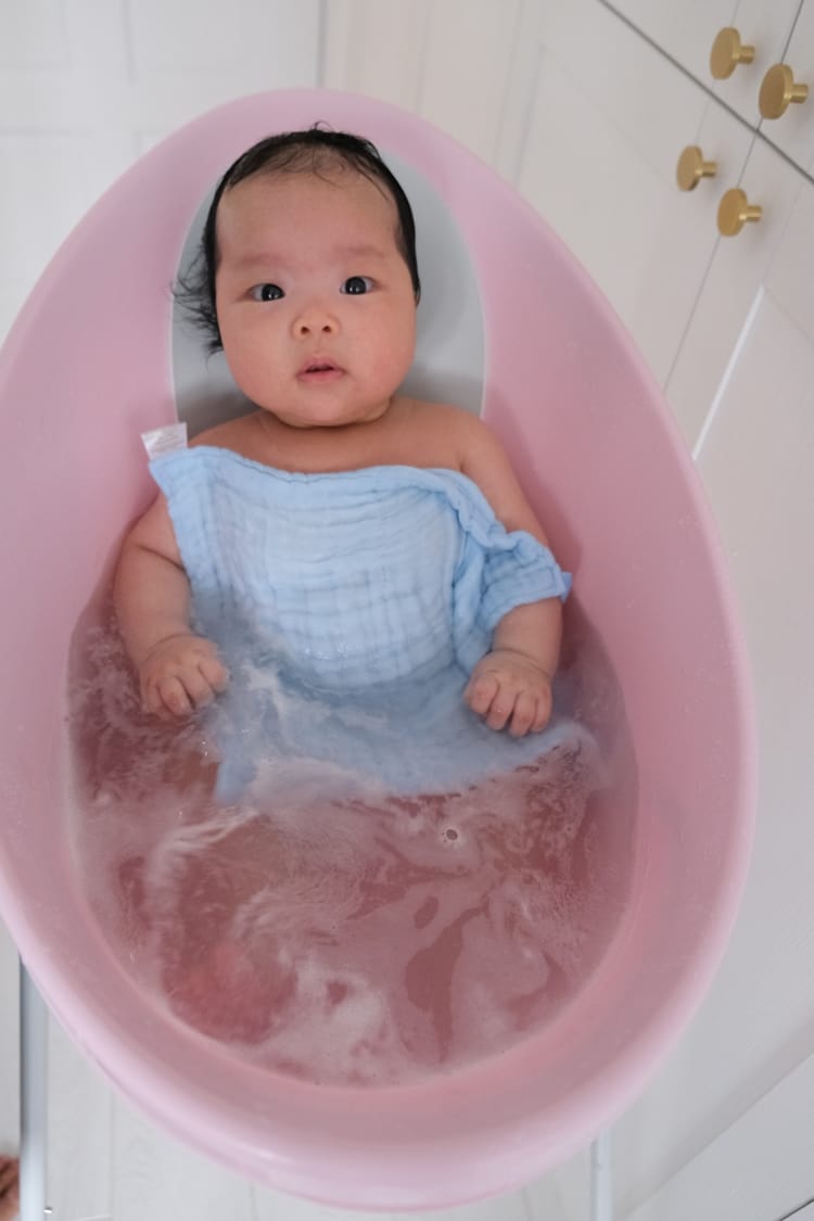 ▌育兒好物▌第一次幫寶寶洗澡就上手【英國Shnuggle月亮澡盆】+大寶可使用的MAX加大版月亮澡盆