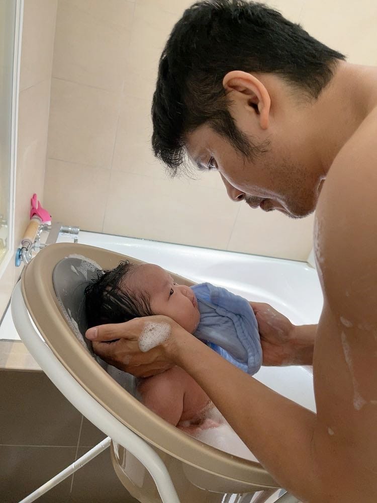 ▌育兒好物▌第一次幫寶寶洗澡就上手【英國Shnuggle月亮澡盆】+大寶可使用的MAX加大版月亮澡盆
