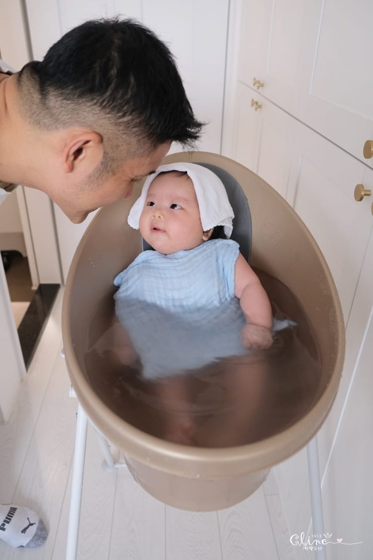 ▌育兒好物▌第一次幫寶寶洗澡就上手【英國Shnuggle月亮澡盆】+大寶可使用的MAX加大版月亮澡盆