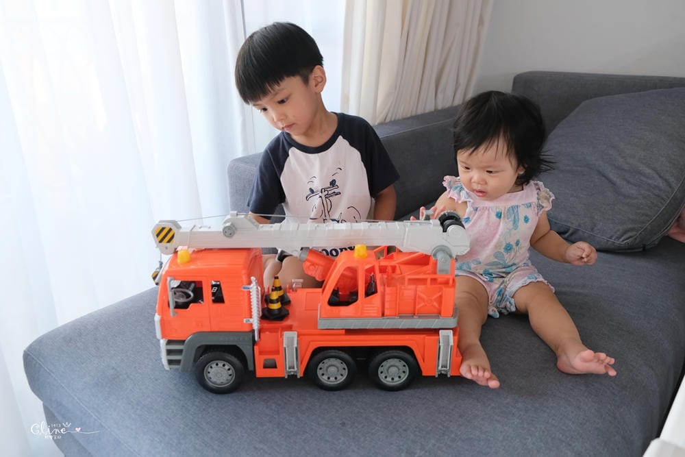 ▎限量團購▎讓男孩們瘋狂的美國B.toys 副牌Wonder Wheels玩具車。Driven系列工程車。Radio Flyer 系列車款