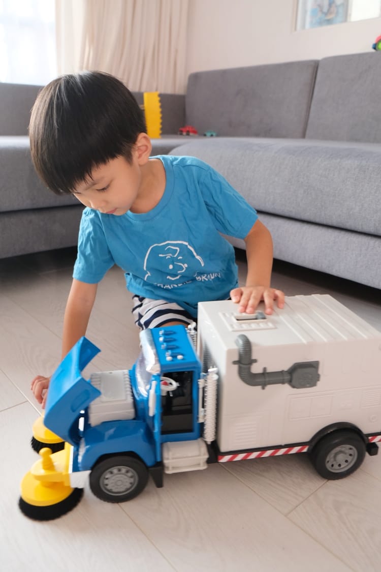 ▎限量團購▎讓男孩們瘋狂的美國B.toys 副牌Wonder Wheels玩具車。Driven系列工程車。Radio Flyer 系列車款