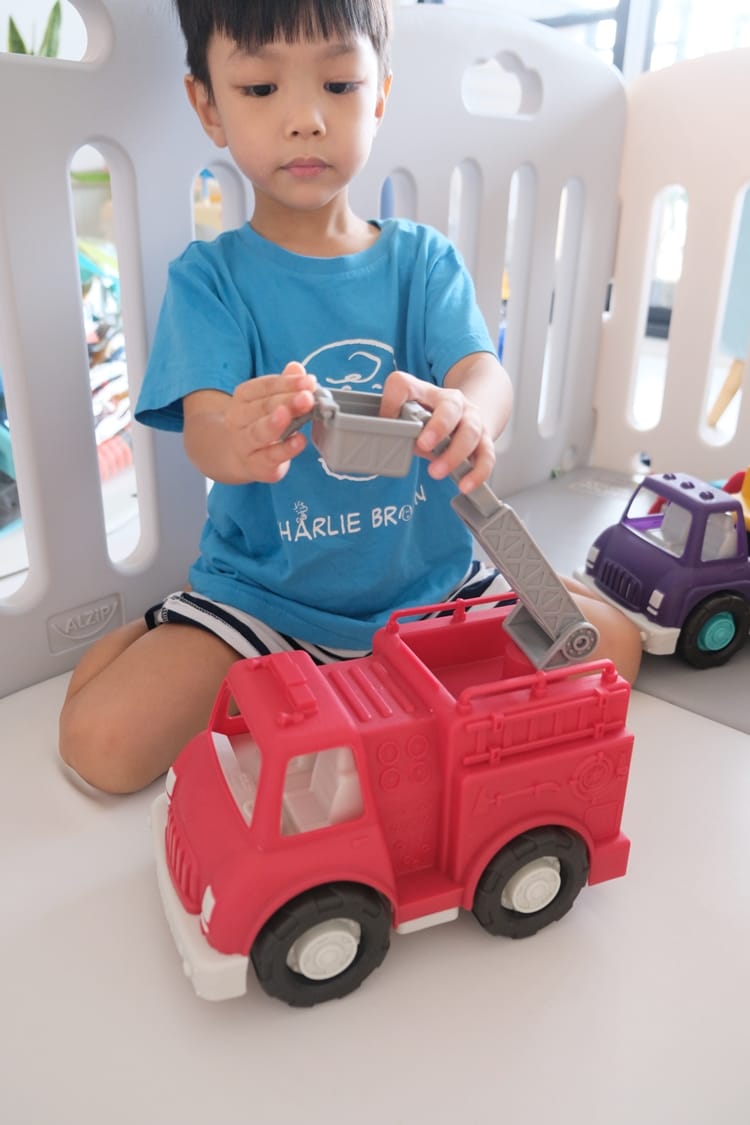 ▎限量團購▎讓男孩們瘋狂的美國B.toys 副牌Wonder Wheels玩具車。Driven系列工程車。Radio Flyer 系列車款