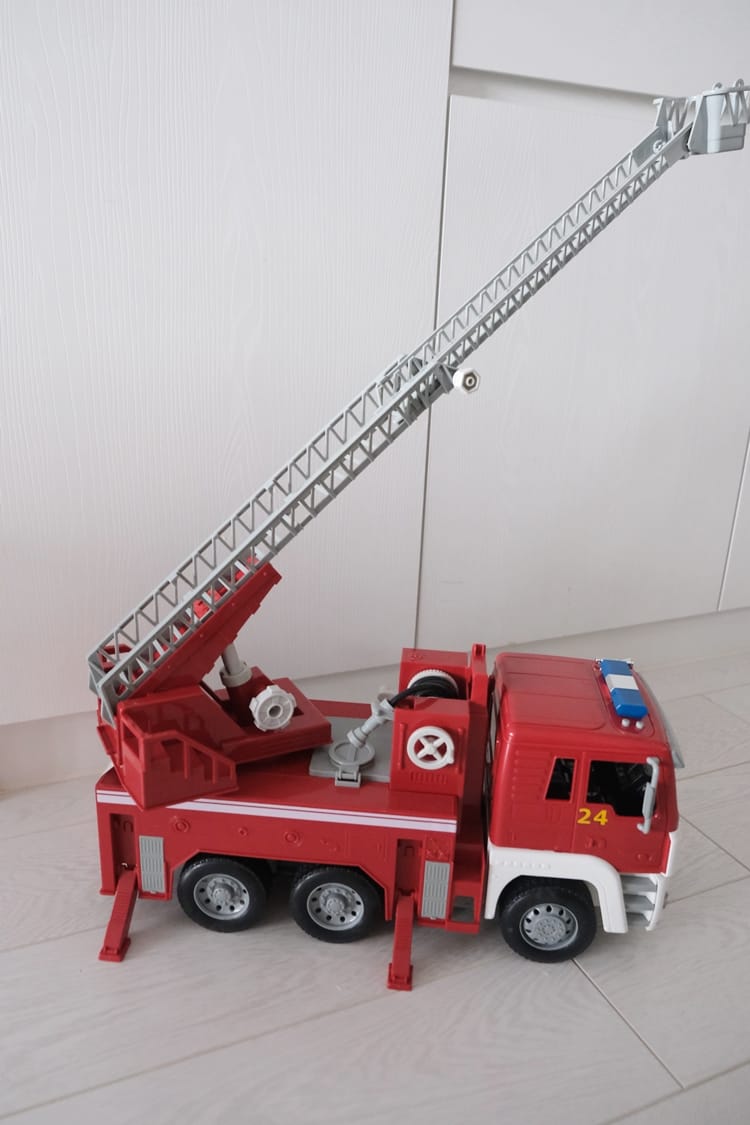 ▎限量團購▎讓男孩們瘋狂的美國B.toys 副牌Wonder Wheels玩具車。Driven系列工程車。Radio Flyer 系列車款