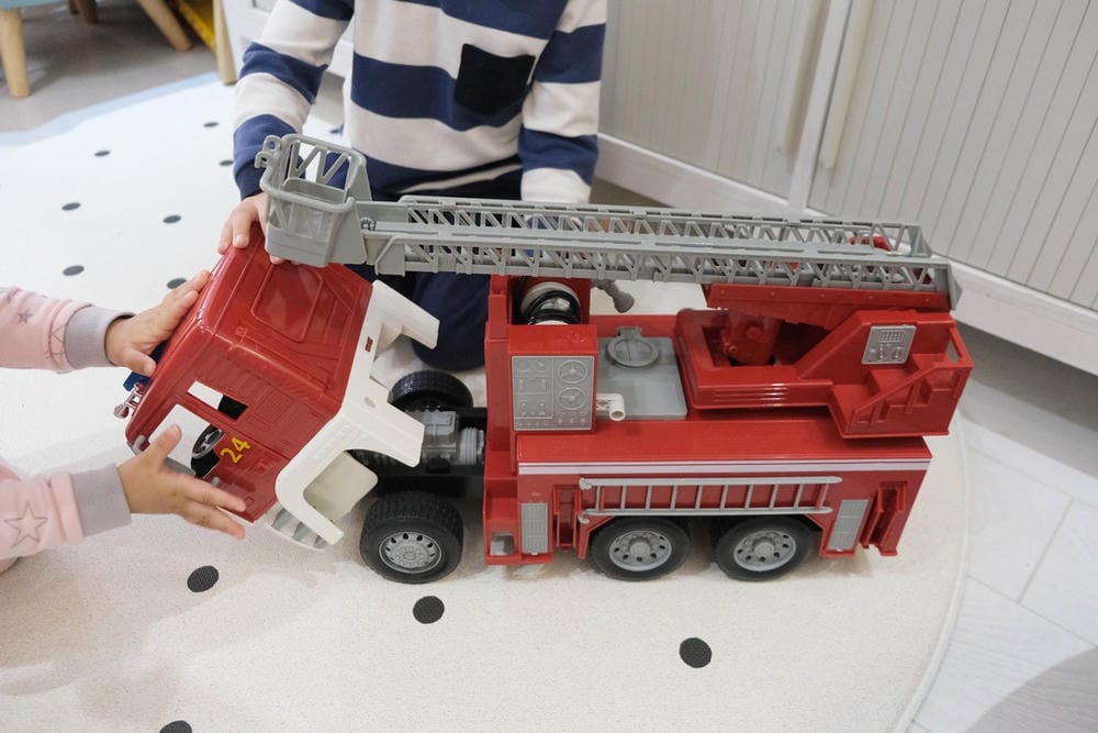 ▎限量團購▎讓男孩們瘋狂的美國B.toys 副牌Wonder Wheels玩具車。Driven系列工程車。Radio Flyer 系列車款