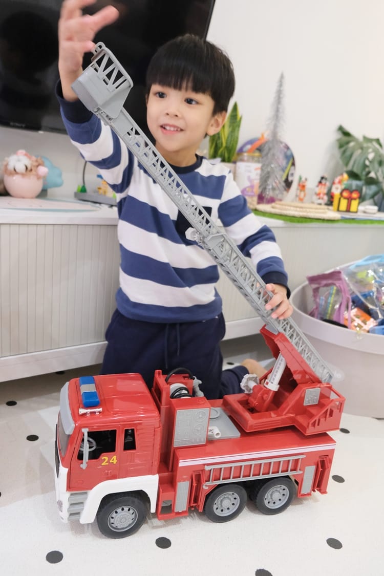 ▎限量團購▎讓男孩們瘋狂的美國B.toys 副牌Wonder Wheels玩具車。Driven系列工程車。Radio Flyer 系列車款