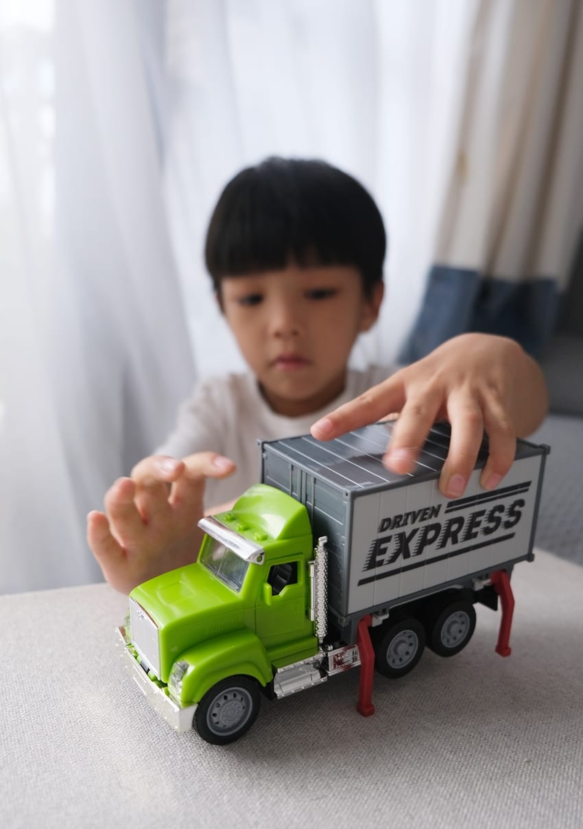 ▎限量團購▎讓男孩們瘋狂的美國B.toys 副牌Wonder Wheels玩具車。Driven系列工程車。Radio Flyer 系列車款