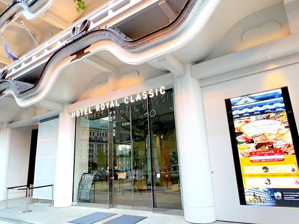 ▌2023大阪住宿推薦▌大阪皇家經典飯店Hotel Royal Classic Osaka。難波南海車站出站就能看到飯店，隈研吾大師設計