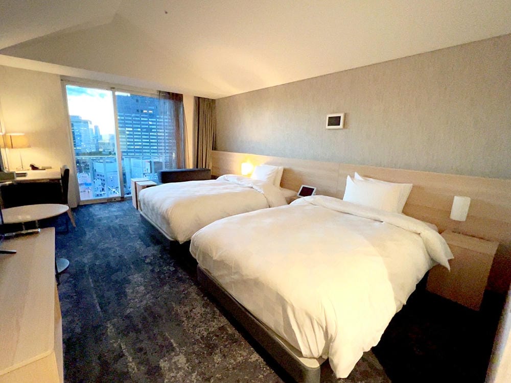 ▌2023大阪住宿推薦▌大阪皇家經典飯店Hotel Royal Classic Osaka。難波南海車站出站就能看到飯店，隈研吾大師設計