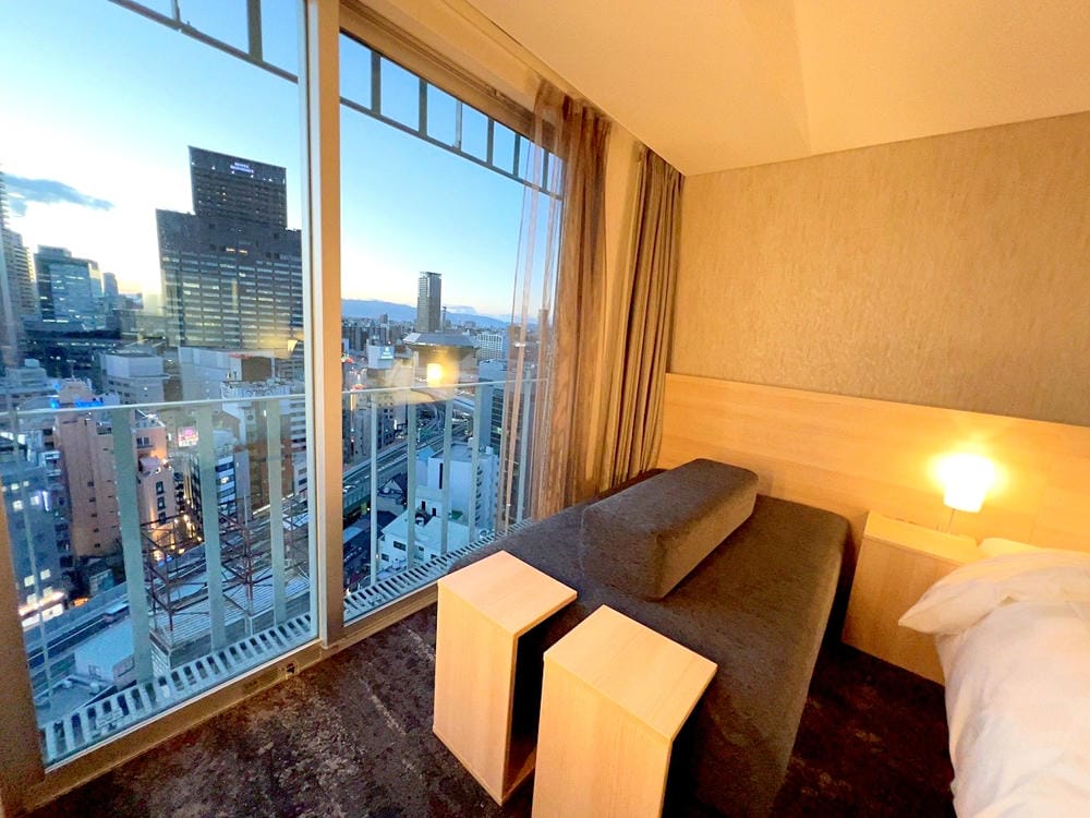 ▌2023大阪住宿推薦▌大阪皇家經典飯店Hotel Royal Classic Osaka。難波南海車站出站就能看到飯店，隈研吾大師設計