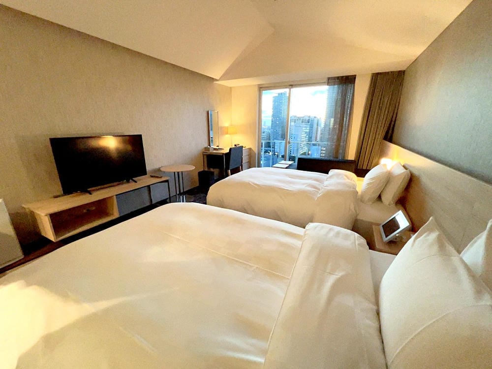▌2023大阪住宿推薦▌大阪皇家經典飯店Hotel Royal Classic Osaka。難波南海車站出站就能看到飯店，隈研吾大師設計