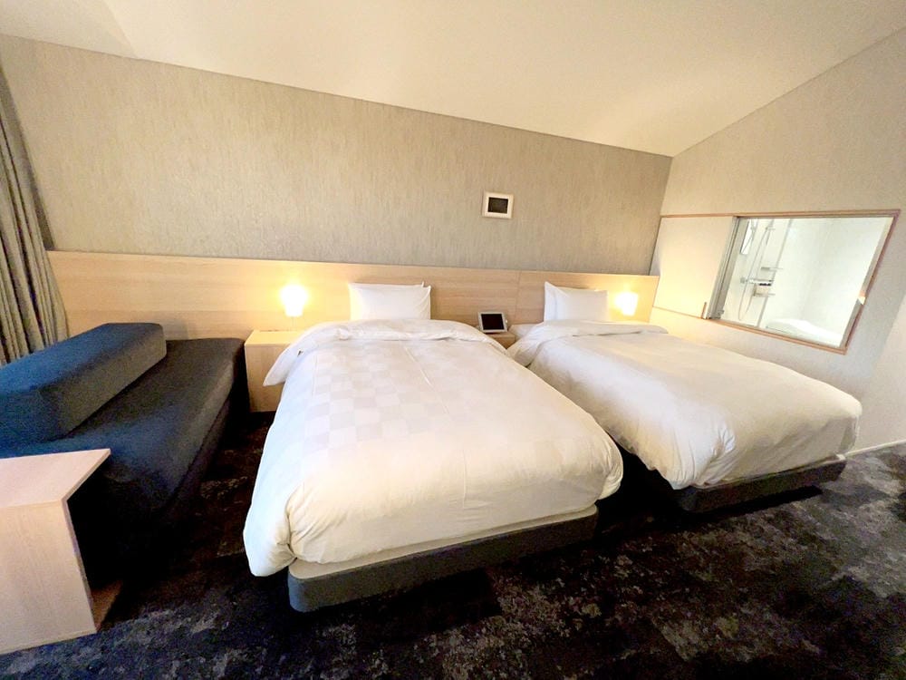 ▌2023大阪住宿推薦▌大阪皇家經典飯店Hotel Royal Classic Osaka。難波南海車站出站就能看到飯店，隈研吾大師設計