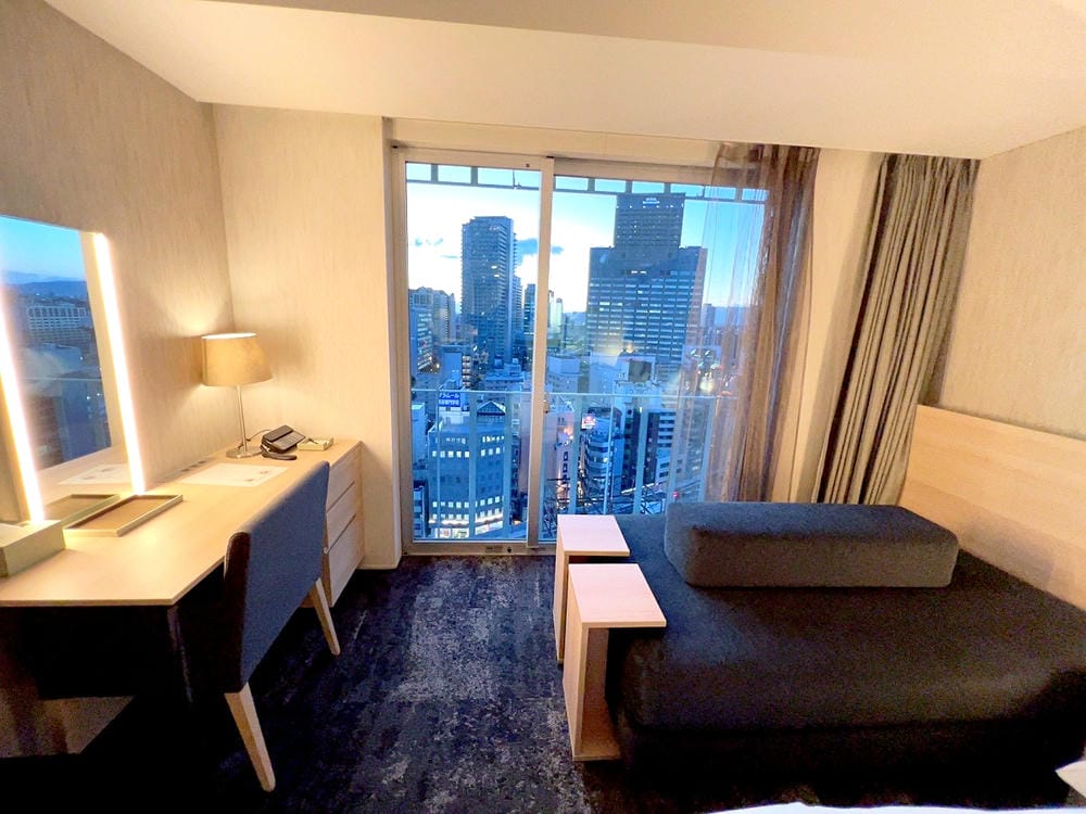 ▌2023大阪住宿推薦▌大阪皇家經典飯店Hotel Royal Classic Osaka。難波南海車站出站就能看到飯店，隈研吾大師設計