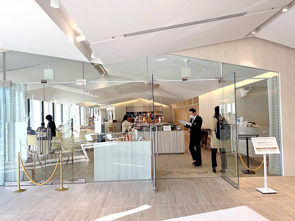 ▌2023大阪住宿推薦▌大阪皇家經典飯店Hotel Royal Classic Osaka。難波南海車站出站就能看到飯店，隈研吾大師設計