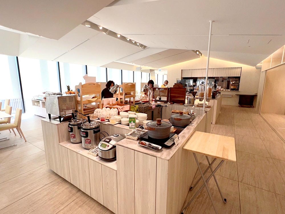 ▌2023大阪住宿推薦▌大阪皇家經典飯店Hotel Royal Classic Osaka。難波南海車站出站就能看到飯店，隈研吾大師設計