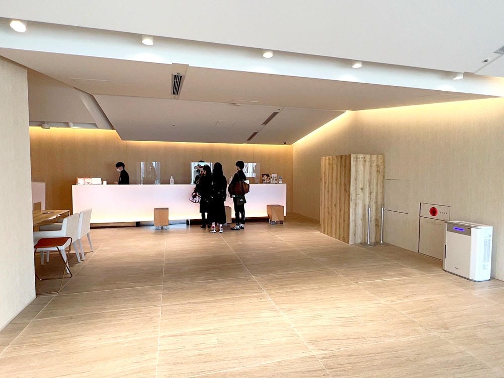 ▌2023大阪住宿推薦▌大阪皇家經典飯店Hotel Royal Classic Osaka。難波南海車站出站就能看到飯店，隈研吾大師設計