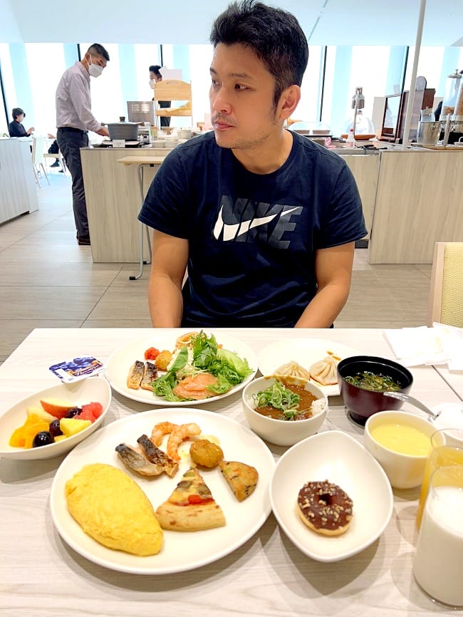 ▌2023大阪住宿推薦▌大阪皇家經典飯店Hotel Royal Classic Osaka。難波南海車站出站就能看到飯店，隈研吾大師設計