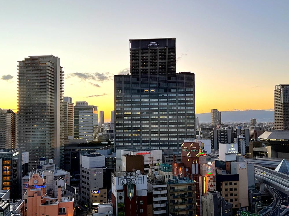 ▌2023大阪住宿推薦▌大阪皇家經典飯店Hotel Royal Classic Osaka。難波南海車站出站就能看到飯店，隈研吾大師設計