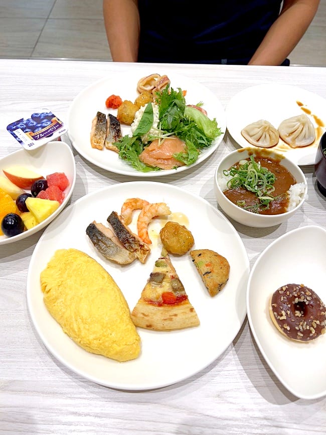 ▌2023大阪住宿推薦▌大阪皇家經典飯店Hotel Royal Classic Osaka。難波南海車站出站就能看到飯店，隈研吾大師設計