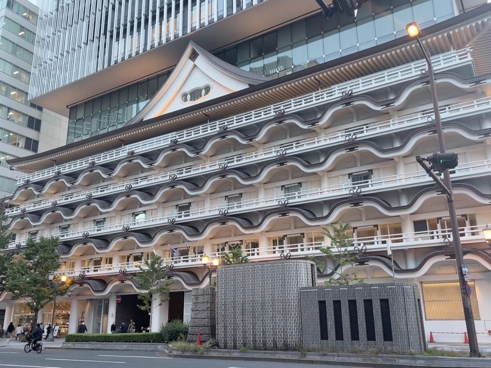 ▌2023大阪住宿推薦▌大阪皇家經典飯店Hotel Royal Classic Osaka。難波南海車站出站就能看到飯店，隈研吾大師設計