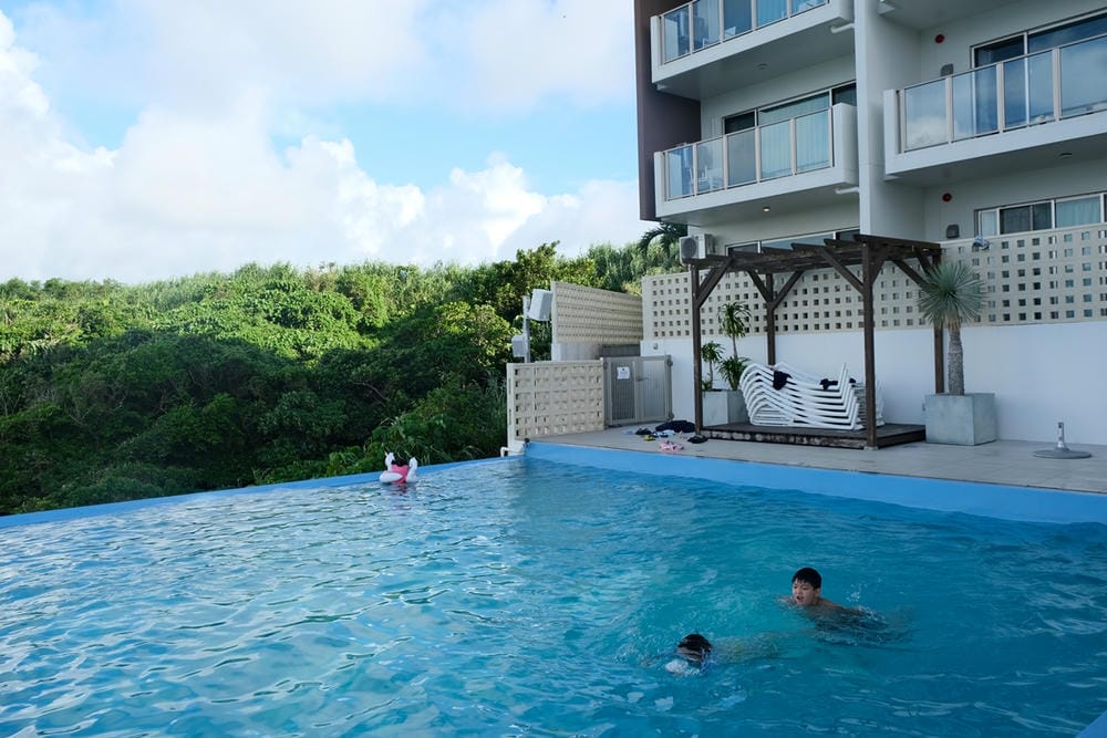 ▌沖繩海景飯店推薦▌宇流麻藏身處酒店 (HIDEOUT OKINAWA URUMA)無敵海景，泳池，廚房，洗烘衣機
