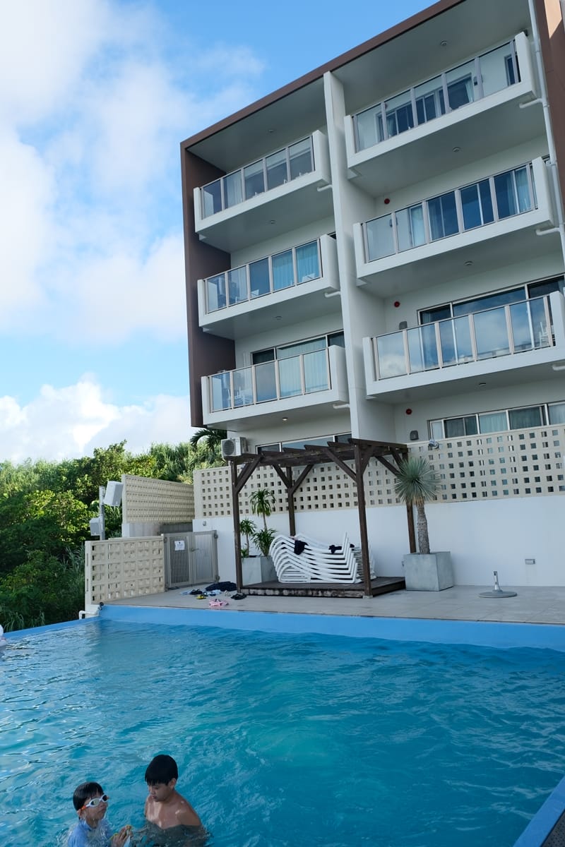 ▌沖繩海景飯店推薦▌宇流麻藏身處酒店 (HIDEOUT OKINAWA URUMA)無敵海景，泳池，廚房，洗烘衣機