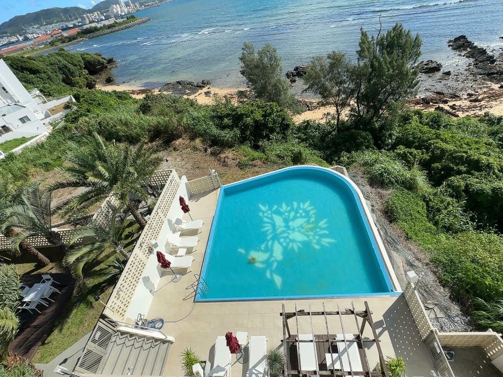 ▌沖繩海景飯店推薦▌宇流麻藏身處酒店 (HIDEOUT OKINAWA URUMA)無敵海景，泳池，廚房，洗烘衣機