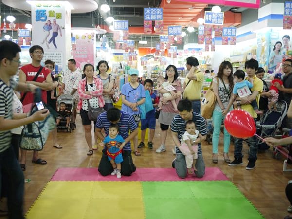 ▌三寶媽碎碎念▌11M爬行比賽 ♥丁丁藥局爬行比賽♥(內有精彩影片)