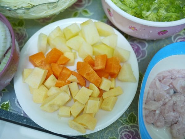 ▌三寶媽碎碎念▌現煮得更好吃!! 10M副食品&營養滿分 ♥雞肉蔬菜粥,熬湯底,馬鈴薯蘋果泥來囉 ♥