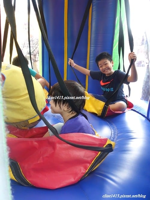 ▌親子景點▌瘋狂彈跳溜滑梯♥全世界最大巨無霸氣墊遊戲。太空基地時空奇航♥消耗小人電力好地方(網路優惠票價250元)