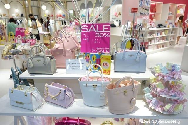 ▌沖繩自由行▌沖繩血拚必訪♥AEON MALL Okinawa Rycom ♥沖繩最新最大購物中心(有超大水族箱、部分店家可退稅)