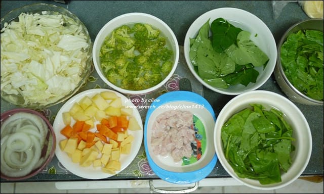 ▌三寶媽碎碎念▌現煮得更好吃!! 10M副食品&營養滿分 ♥雞肉蔬菜粥,熬湯底,馬鈴薯蘋果泥來囉 ♥