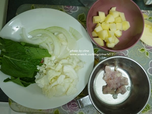 ▌三寶媽碎碎念▌現煮得更好吃!! 10M副食品&營養滿分 ♥雞肉蔬菜粥,熬湯底,馬鈴薯蘋果泥來囉 ♥