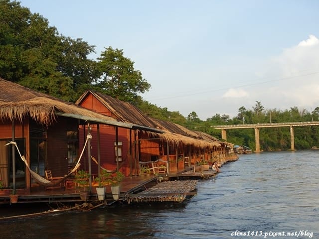 ▌泰國。北碧府▌來去桂河住一晚♥桂河木筏精品度假村Boutique Raft Resort River Kwai♥難忘的泰國水上屋初體驗