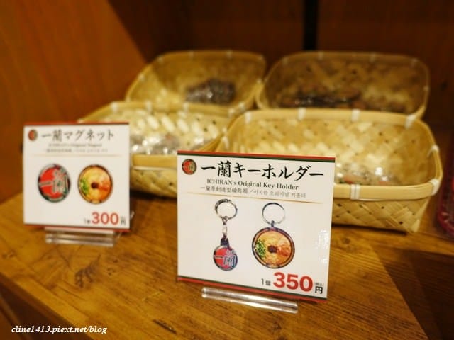 ▌日本必吃美食▌♥一蘭拉麵道頓堀店屋台館♥日本最大一蘭分店、屋台邊吃邊聊真方便(24小時營業、販賣伴手禮)
