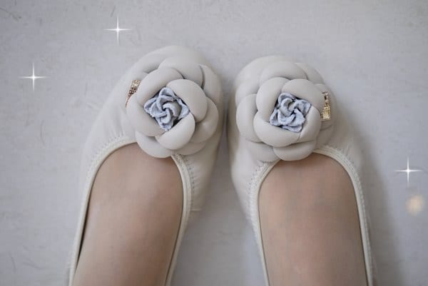 【美鞋穿搭】超輕巧! 超柔軟!熱銷萬雙♥ Selly  *沙粒 *舒適牛皮娃娃鞋♥經典山茶花