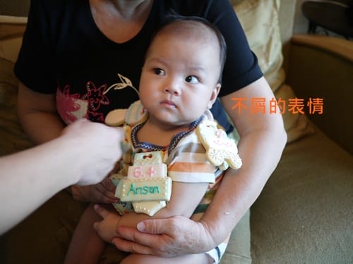 ▌三寶媽碎碎念▌小王子四個月囉!超可愛的收涎餅乾♥NIJI cupcake♥給他吃甜甜