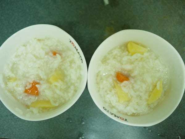 ▌三寶媽碎碎念▌現煮得更好吃!! 10M副食品&營養滿分 ♥雞肉蔬菜粥,熬湯底,馬鈴薯蘋果泥來囉 ♥