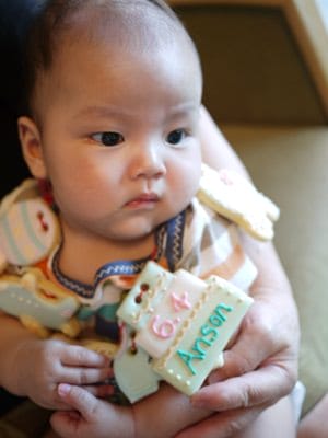 ▌三寶媽碎碎念▌小王子四個月囉!超可愛的收涎餅乾♥NIJI cupcake♥給他吃甜甜