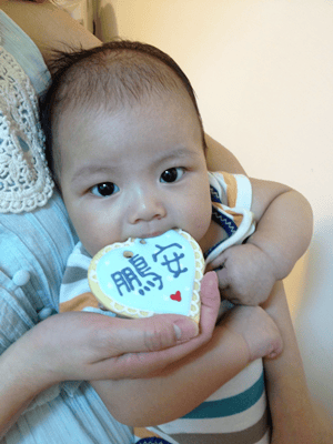 ▌三寶媽碎碎念▌小王子四個月囉!超可愛的收涎餅乾♥NIJI cupcake♥給他吃甜甜