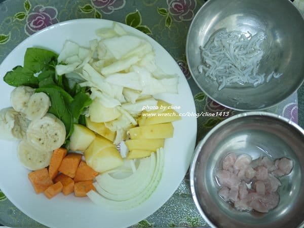 ▌三寶媽碎碎念▌現煮得更好吃!! 10M副食品&營養滿分 ♥雞肉蔬菜粥,熬湯底,馬鈴薯蘋果泥來囉 ♥