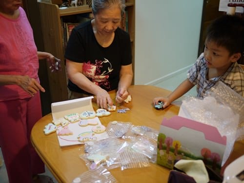 ▌三寶媽碎碎念▌小王子四個月囉!超可愛的收涎餅乾♥NIJI cupcake♥給他吃甜甜