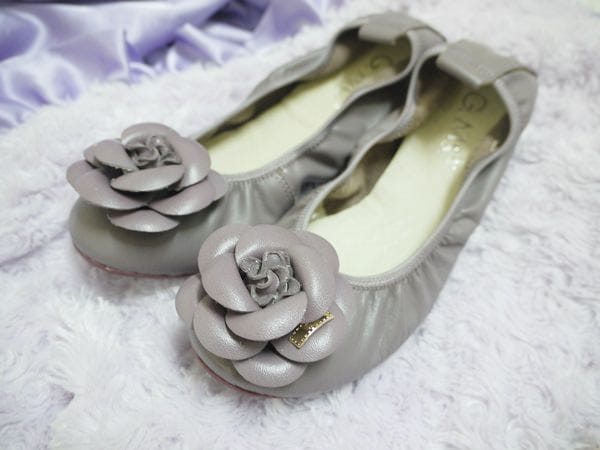 【美鞋穿搭】超輕巧! 超柔軟!熱銷萬雙♥ Selly  *沙粒 *舒適牛皮娃娃鞋♥經典山茶花