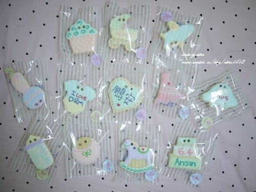▌三寶媽碎碎念▌小王子四個月囉!超可愛的收涎餅乾♥NIJI cupcake♥給他吃甜甜