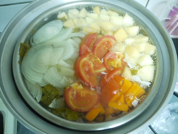 ▌三寶媽碎碎念▌現煮得更好吃!! 10M副食品&營養滿分 ♥雞肉蔬菜粥,熬湯底,馬鈴薯蘋果泥來囉 ♥
